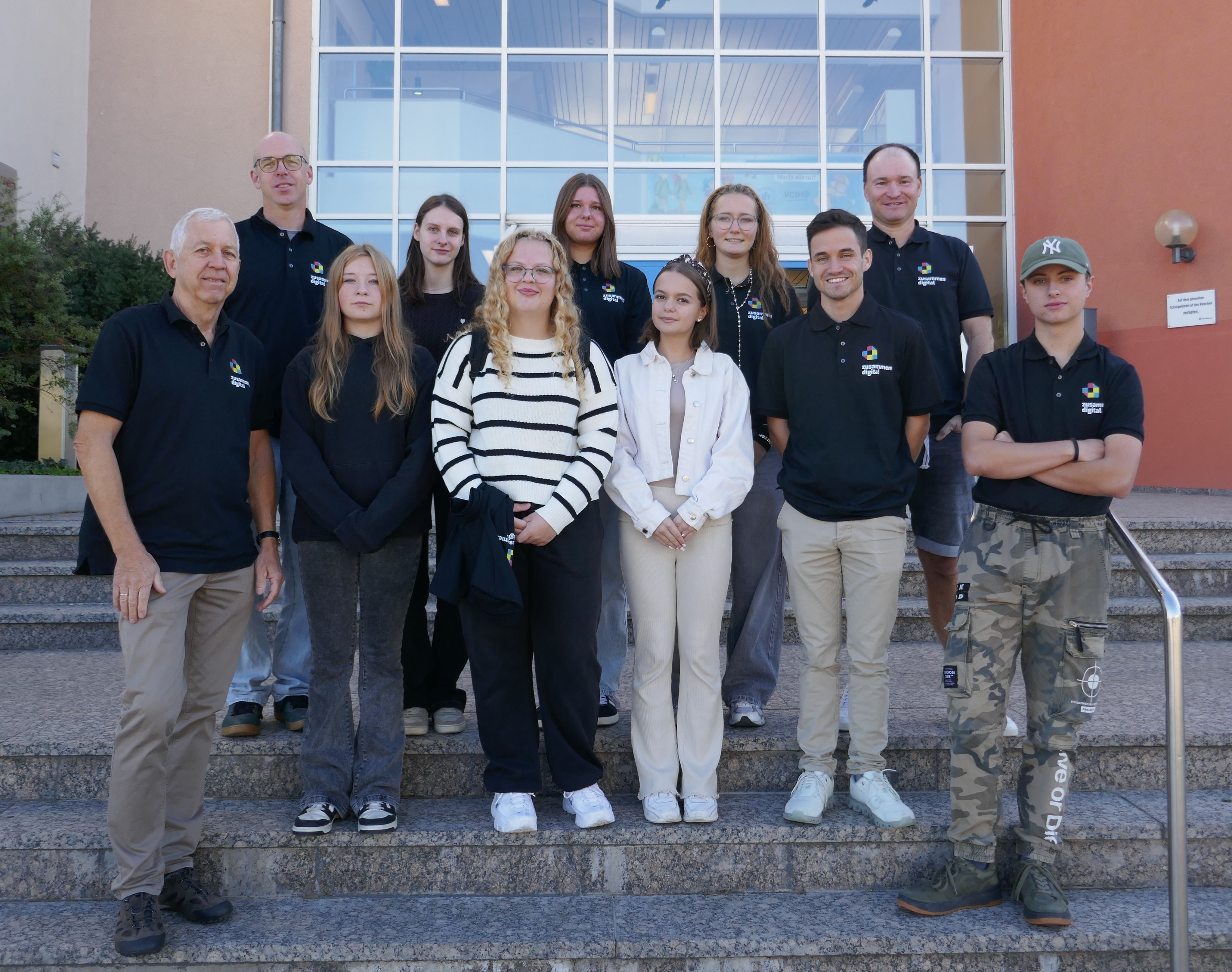 Die Schülercoaches zusammen mit Martin Bosch und Thomas Kupser (1. und 2. von links) und Maximilian Eitel und Thomas Pfaffinger (3. und 2. von rechts)